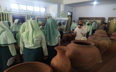 Wisata Edukasi, Siswa MTs Negeri 11 Cirebon Kunjungi Museum Pangeran Cakrabuwana