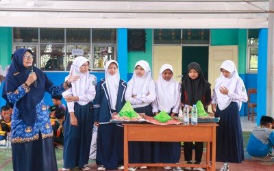 MTsN 11 Cirebon Ajak Siswa Baru Praktik Lapangan